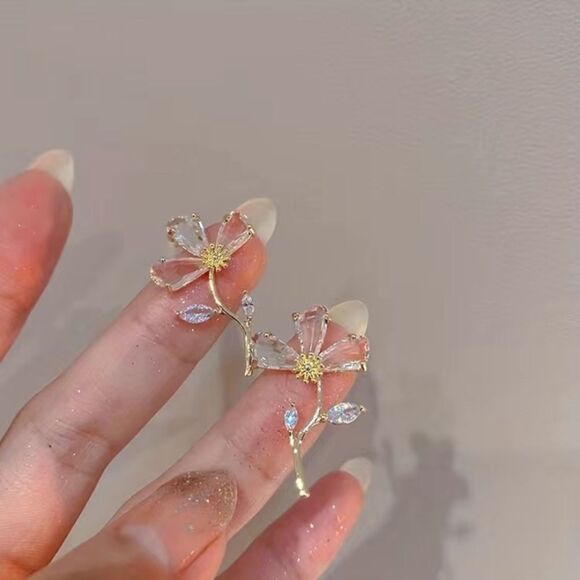 ✨🆕✨ Elegant Delciate Chic Crystal Flower Stud Earrings✨ - Picture 5 of 10